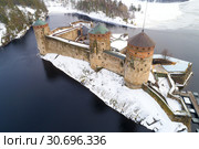 Старинная крепость Олавинлинна крупным планом мартовским днем (аэрофотосъемка). Савонлинна, Финляндия (2019 год). Стоковое фото, фотограф Виктор Карасев / Фотобанк Лори