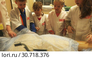 Doctor show children interns human internal organs on an artificial layout (2016 год). Редакционное видео, видеограф Aleksandr Sulimov / Фотобанк Лори