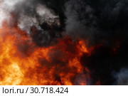 Сильный пожар, языки пламени и черный ядовитый дым в небе. Расфокусировка, размытость изображения. Стоковое фото, фотограф А. А. Пирагис / Фотобанк Лори