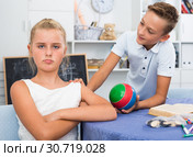 Boy is excusing for the offendedly girl and offering to play ball. Стоковое фото, фотограф Яков Филимонов / Фотобанк Лори