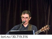 Автор-исполнитель Тимур Шаов. Концерт в клубе "Гнездо глухаря", Москва, 11 декабря 2018 года. Редакционное фото, фотограф Сергей Рыбин / Фотобанк Лори