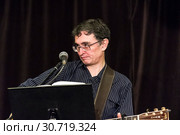 Автор-исполнитель Тимур Шаов. Концерт в клубе "Гнездо глухаря", Москва, 11 декабря 2018 года. Редакционное фото, фотограф Сергей Рыбин / Фотобанк Лори