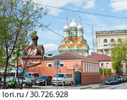 Храм Святителя Григория Неокесарийского в Дербицах. Весенний солнечный день. Москва. Россия (2019 год). Редакционное фото, фотограф E. O. / Фотобанк Лори