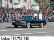 Российский парадный автомобиль ЗИЛ-41041 АМГ едет после парада в День Победы по Новому Арбату в Москве, вид спереди (2018 год). Редакционное фото, фотограф Малышев Андрей / Фотобанк Лори