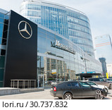Mercedes-Benz. Ленинградский проспект. Весенний день. Москва. Россия (2019 год). Редакционное фото, фотограф E. O. / Фотобанк Лори