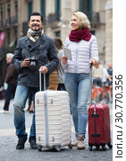 tourists with map and luggage on city street. Стоковое фото, фотограф Яков Филимонов / Фотобанк Лори