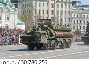 Новый российский транспортно-пусковая установка 5П85СМ2-01 из состава С-400 «Триумф» (SA-21 Growler) на шасси МАЗ-543М движется по Новому Арбату в Москве после парада в честь Дня Победы, вид спереди (2018 год). Редакционное фото, фотограф Малышев Андрей / Фотобанк Лори