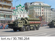 Новый российский транспортно-пусковая установка 5П85СМ2-01 из состава ЗРС С-400 «Триумф» (SA-21 Growler) на шасси МАЗ-543 движется по Новому Арбату в Москве после парада в честь Дня Победы, вид сбоку (2018 год). Редакционное фото, фотограф Малышев Андрей / Фотобанк Лори
