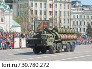 Новая российская транспортно-пусковая установка 5П85СМ2-01 из состава ЗРС С-400 «Триумф» (SA-21 Growler) на шасси МАЗ-543 едет по Арбату в Москве после парада в честь Дня Победы, вид спереди (2018 год). Редакционное фото, фотограф Малышев Андрей / Фотобанк Лори