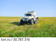 Вездеход Трэкол в ямальской тундре солнечным августовским днем. Ямал (2018 год). Редакционное фото, фотограф Виктор Карасев / Фотобанк Лори
