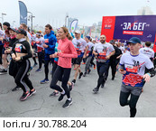 Владивосток, 19 мая 2019. Спортсмены участвуют во Всероссийском полумарафоне "Забег. РФ" Редакционное фото, фотограф Овчинникова Ирина / Фотобанк Лори
