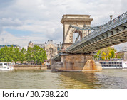 Вид на Цепной мост Сеченьи с Дуная. Будапешт. Венгрия (2019 год). Редакционное фото, фотограф Сергей Афанасьев / Фотобанк Лори