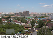 Панорама города Котельники Московской области, на дальнем плане многоэтажные дома в Люберцах (2019 год). Редакционное фото, фотограф Дмитрий Неумоин / Фотобанк Лори