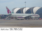 Самолет Boeing 777-300 (A7-BAT) Qatar Airways перед вылетом в аэропорту Суварнабхуми. Бангкок, Таиланд (2018 год). Редакционное фото, фотограф Виктор Карасев / Фотобанк Лори