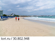 Ayia Napa, Cyprus - November 4. 2018. People go along Makronissos Beach Resort. Редакционное фото, фотограф Володина Ольга / Фотобанк Лори