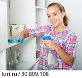 girl cleaning with cloth. Стоковое фото, фотограф Яков Филимонов / Фотобанк Лори