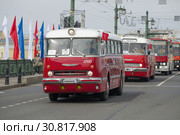 RUSSIA, SAINT-PETERSBURG - MAY 25, 2019: Bus Ikarus 55.14 Lux at the head of a column of intercity buses. Fragment of retro transport parade on City Day. Редакционное фото, фотограф Виктор Карасев / Фотобанк Лори