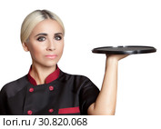 Девушка блондинка в униформе с пустым черным подносом в руке. Изолировано на белом фоне. Стоковое фото, фотограф Элина Гаревская / Фотобанк Лори