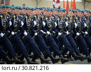 Курсанты Рязанского воздушно-десантного командного училища им. В.Ф. Маргелова (РВВДКУ) во время парада на Красной площади в честь Дня Победы (2019 год). Редакционное фото, фотограф Free Wind / Фотобанк Лори