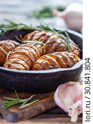 Potatoes in their skins baked with rosemary. Стоковое фото, фотограф Марина Сапрунова / Фотобанк Лори