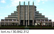 Expo building facade with copper sculptures exhibition halls (2017 год). Редакционное видео, видеограф Aleksandr Sulimov / Фотобанк Лори