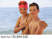 Мать держит за плечи сына-подростка на фоне моря. Стоковое фото, фотограф Кекяляйнен Андрей / Фотобанк Лори