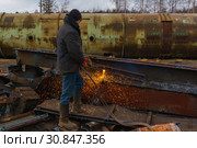 Cutting scrap metal by thermal lance. Стоковое фото, фотограф Евгений Харитонов / Фотобанк Лори