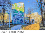 Москва, улица Остоженка. Граффити с портретом русского писателя Ивана Сергеевича Тургенева на фасаде дома 37/7, стр. 2 (2018 год). Редакционное фото, фотограф Виктор Тараканов / Фотобанк Лори