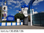 Свято-Боголюбский женский монастырь. Площадь перед входными воротами. пос. Боголюбово, Суздальский район, Владимирская область, РФ (2017 год). Стоковое фото, фотограф Ирина Быстрова / Фотобанк Лори