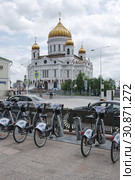 Москва. Велосипедная стоянка около метро "Кропоткинская". Вид на храм Христа Спасителя (2019 год). Редакционное фото, фотограф Илюхина Наталья / Фотобанк Лори