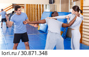People fighting with coach at gym. Стоковое фото, фотограф Яков Филимонов / Фотобанк Лори