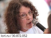 Александра Маринина эмоционально отвечает на вопрос ведущего (2019 год). Редакционное фото, фотограф Дмитрий Неумоин / Фотобанк Лори