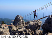 Алупка, Крым - 21 сентября 2018. Подвесная лестница на горе Ай-Петри. Туристы идут по висящей лестнице между зубцами горы. Редакционное фото, фотограф ирина реброва / Фотобанк Лори