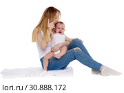 Mother with small crying baby. Стоковое фото, фотограф Мельников Дмитрий / Фотобанк Лори