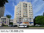 Десятиэтажный одноподъездный кирпичный жилой дом (2002 года постройки). Улица Исаева, 3б, корпус 2. Город Королев. Московская область (2015 год). Редакционное фото, фотограф lana1501 / Фотобанк Лори