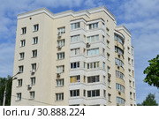 Десятиэтажный одноподъездный кирпичный жилой дом (2002 года постройки). Улица Исаева, 3б, корпус 2. Микрорайон Костино. Город Королев. Московская область (2015 год). Редакционное фото, фотограф lana1501 / Фотобанк Лори
