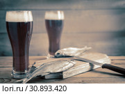 Dried roach and beer in large glasses. Стоковое фото, фотограф Galina Tolochko / Фотобанк Лори