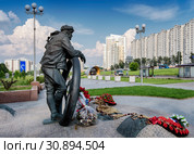 Москва. Скульптурная композиция, памятник героям-автомобилистам на Ленинском проспекте рядом с метро "Тропарево". Скульптор Александр Рукавишников, архитектор Игорь Воскресенский (2019 год). Редакционное фото, фотограф Светлана Васильева / Фотобанк Лори