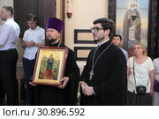 Настоятель храма священник Георгий Балановский произносит речь в день Великого освящения храма блаженной Ксении Петербургской деревни Слобода московская область (2019 год). Редакционное фото, фотограф Дмитрий Неумоин / Фотобанк Лори