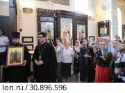 Настоятель храма священник Георгий Балановский произносит речь в день Великого освящения храма блаженной Ксении Петербургской деревни Слобода московская область (2019 год). Редакционное фото, фотограф Дмитрий Неумоин / Фотобанк Лори