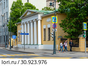 Главный дом городской усадьбы Лопухиных-Станицких. Государственный музей Л. Н. Толстого. Москва (2019 год). Редакционное фото, фотограф Александр Щепин / Фотобанк Лори
