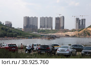 Парковка приехавших на пляж город Дзержинский (2019 год). Редакционное фото, фотограф Дмитрий Неумоин / Фотобанк Лори