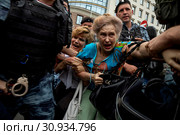 Задержание сотрудниками полиции участников несанкционированной властями акции в поддержку журналиста Ивана Голунова  в центре города Москвы, Россия, 12 июня 2019. Редакционное фото, фотограф Николай Винокуров / Фотобанк Лори