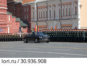 Репетиция празднования Дня Победы в Москве. Главнокомандующий Сухопутными войсками Российской Федерации генерал армии Олег Леонидович Салюков проезжает перед солдатами на автомашине "Аурус" (2019 год). Редакционное фото, фотограф Игорь Долгов / Фотобанк Лори