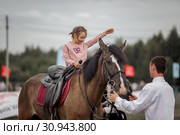 Мастер класс по джигитовке на фестивале Русский Мир (2019 год). Редакционное фото, фотограф Julia Shepeleva / Фотобанк Лори