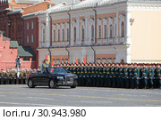 Репетиция празднования Дня Победы в Москве. Главнокомандующий Сухопутными войсками Российской Федерации генерал армии Олег Леонидович Салюков проезжает перед солдатами на автомашине "Аурус" (2019 год). Редакционное фото, фотограф Игорь Долгов / Фотобанк Лори