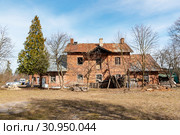 Усадьба Олениных Приютино. Людская (2019 год). Редакционное фото, фотограф Александр Щепин / Фотобанк Лори