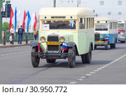 Советский автобус ГАЗ-03-30 крупным планом. Фрагмент парада ретротранспорта в честь Дня города. Санкт-Петербург (2019 год). Редакционное фото, фотограф Виктор Карасев / Фотобанк Лори
