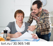 Woman and manager discuss contract. Стоковое фото, фотограф Яков Филимонов / Фотобанк Лори