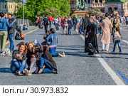Москва, Россия. Счастливые люди на Красной площади фотографируются гуляют и отдыхают. (2018 год). Редакционное фото, фотограф Владимир Устенко / Фотобанк Лори